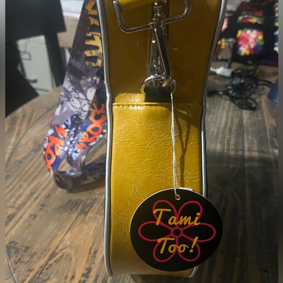 NWT Rockin’ Guitar  Shaped Crossbody Bag 🎸🎸 - Picture 5 of 12